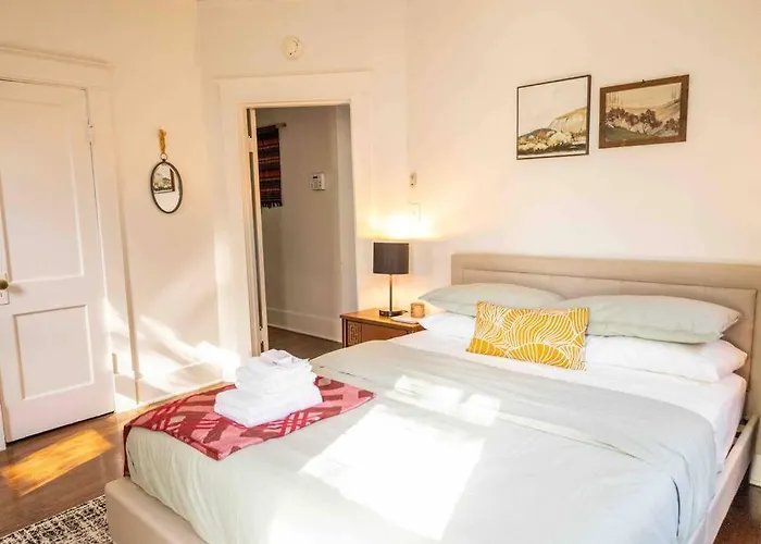 J Birds\' Bungalow In The Heart Of Midtown