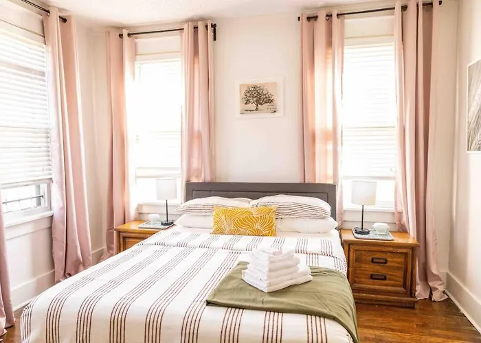 J Birds\' Bungalow In The Heart Of Midtown
