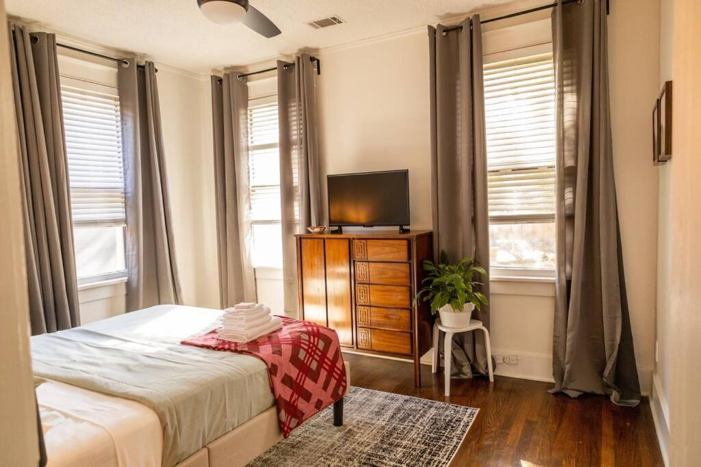 J Birds' In The Heart Of Midtown Holiday home *